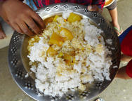 typický oběd pro děti na internátu rýže a hráškový dál a brambory